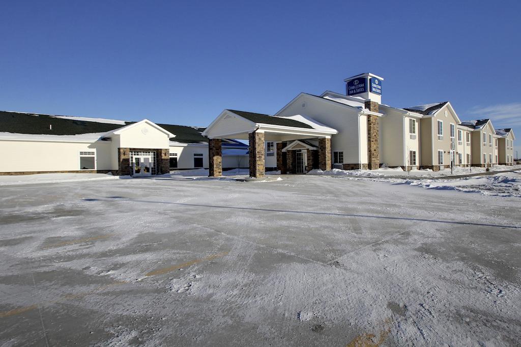 Cobblestone Inn & Suites - Bottineau Exterior photo